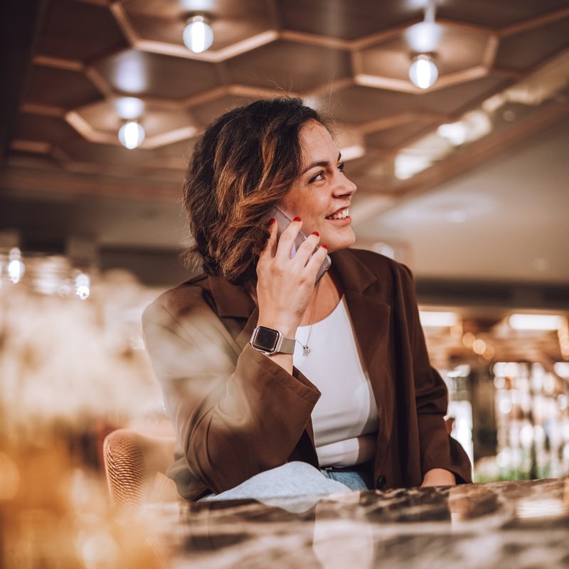 María Barrales al teléfono